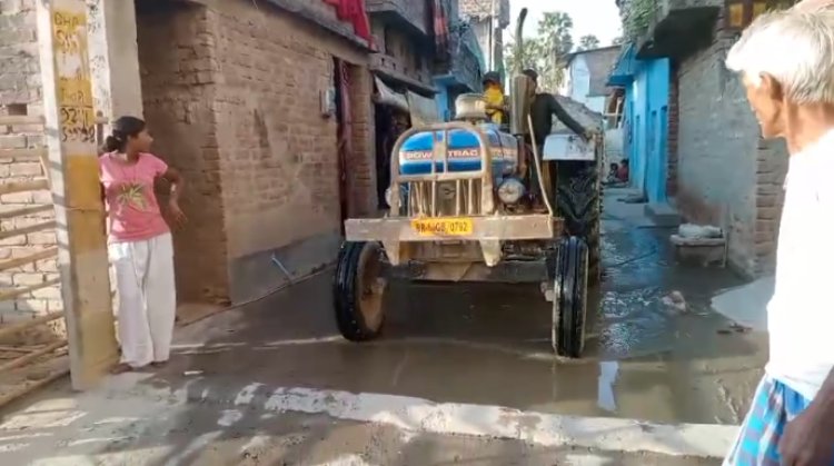 कोलगामा तांती टोला में ग्रामीण सड़क छत्ती गस्त होने से जल नल की पाइप फटने से,घर में दूषित पानी पीने को मजबूर
