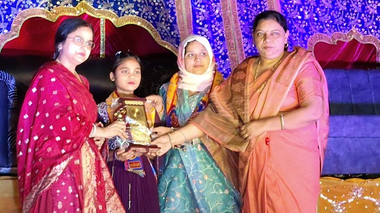 रामलीला में सांस्कृतिक प्रस्तुति देने वाले स्कूली बच्चे पुरस्कृत