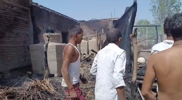 चूल्हे से निकली चिंगारी से एक झोपड़ी नुमा घर में लगी आग