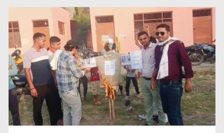 ब्राह्मण समाज के युवाओं ने अनुराग कश्यप का पुतला जलाकर किया विरोध प्रदर्शन