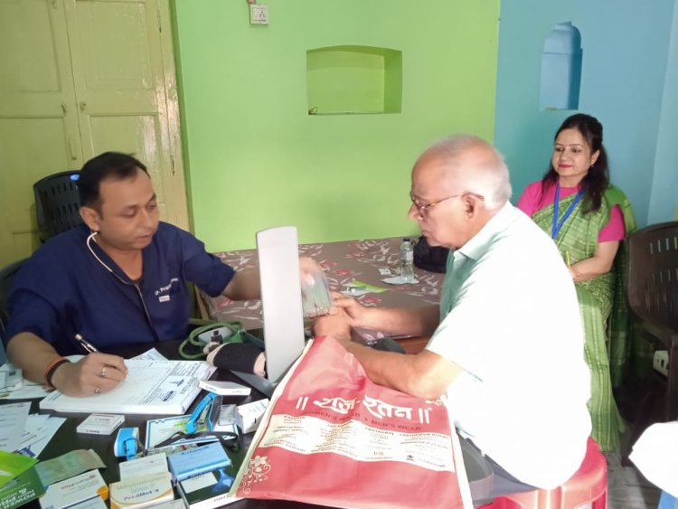 डाक्टरो प्रणव कुमार के नेतृत्व में हेल्थ केम्प लगा कर लोगो का फ्री में स्वास्थ्य का किया चेकअप