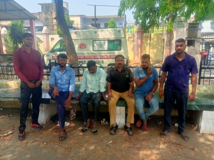 चौकी खोद की मंगल की बाजार के सामने मोटरसाइकिल पर सवार तीन युवक का हुआ अज्ञात वाहन से एक्सीडेंट