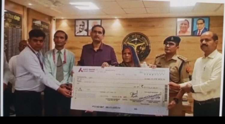 मथुरा में दिवंगत होमगार्ड के परिवार को डीएम ने सोप 30 लाख का चेक